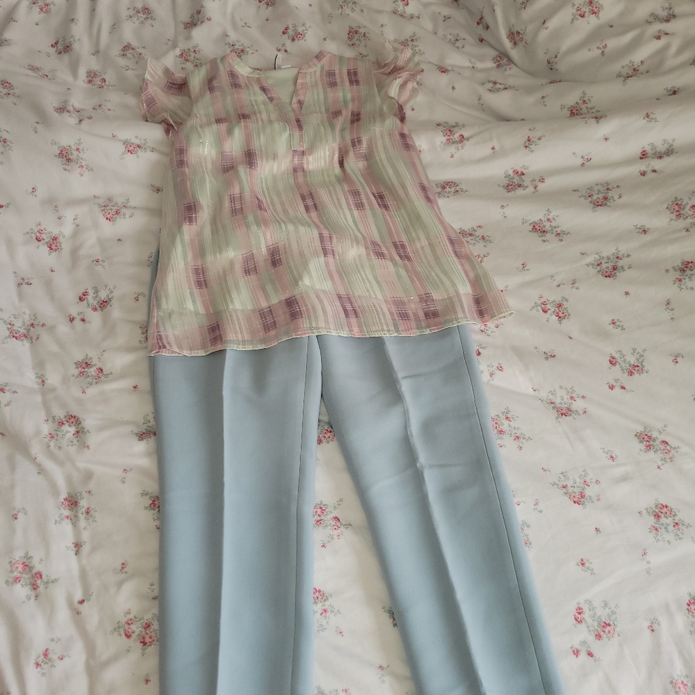 Women's Pants and Top Outfit Elle Banana Republic